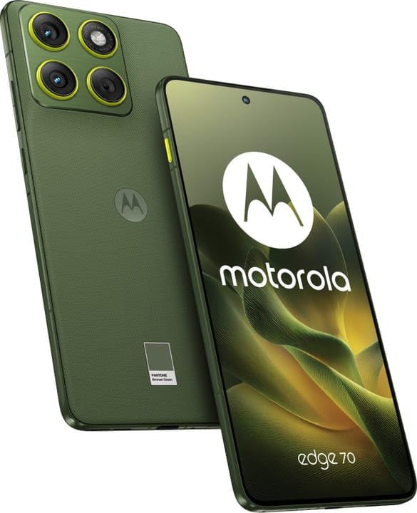 Angled front and rear view of Motorola Edge 70 5G in PANTONE Bronze Green, featuring an olive-green textured finish, slim aluminium frame and large AMOLED display.
